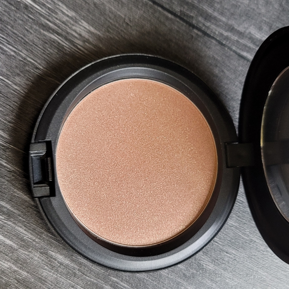 SOLD-MAC Iridescent Powder in Belightful